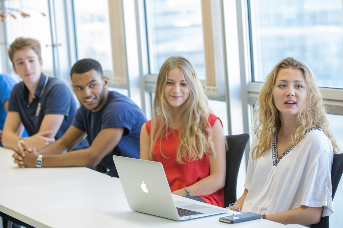 Anais_Neuns's tweet photo. Plus que quelques jours pour vous inscrire à l’@IESEG en #AdmissionsParallèles ! Envoie ton dossier avant le 30 mars 2018 ⌚✉ https://t.co/7mJ3yGO6Xa https://t.co/niwUS5NXGo