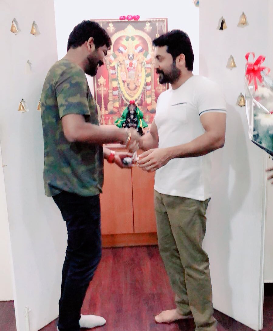 applepaiya's tweet photo. • @Suriya_offl gifts a car to @VigneshShivN for #TSKSuccess 👌
Congrats @VigneshShivN anna #AnbaanaDirector 🎉
Waiting For Your Reunion 😍 https://t.co/SDHsC5vwks