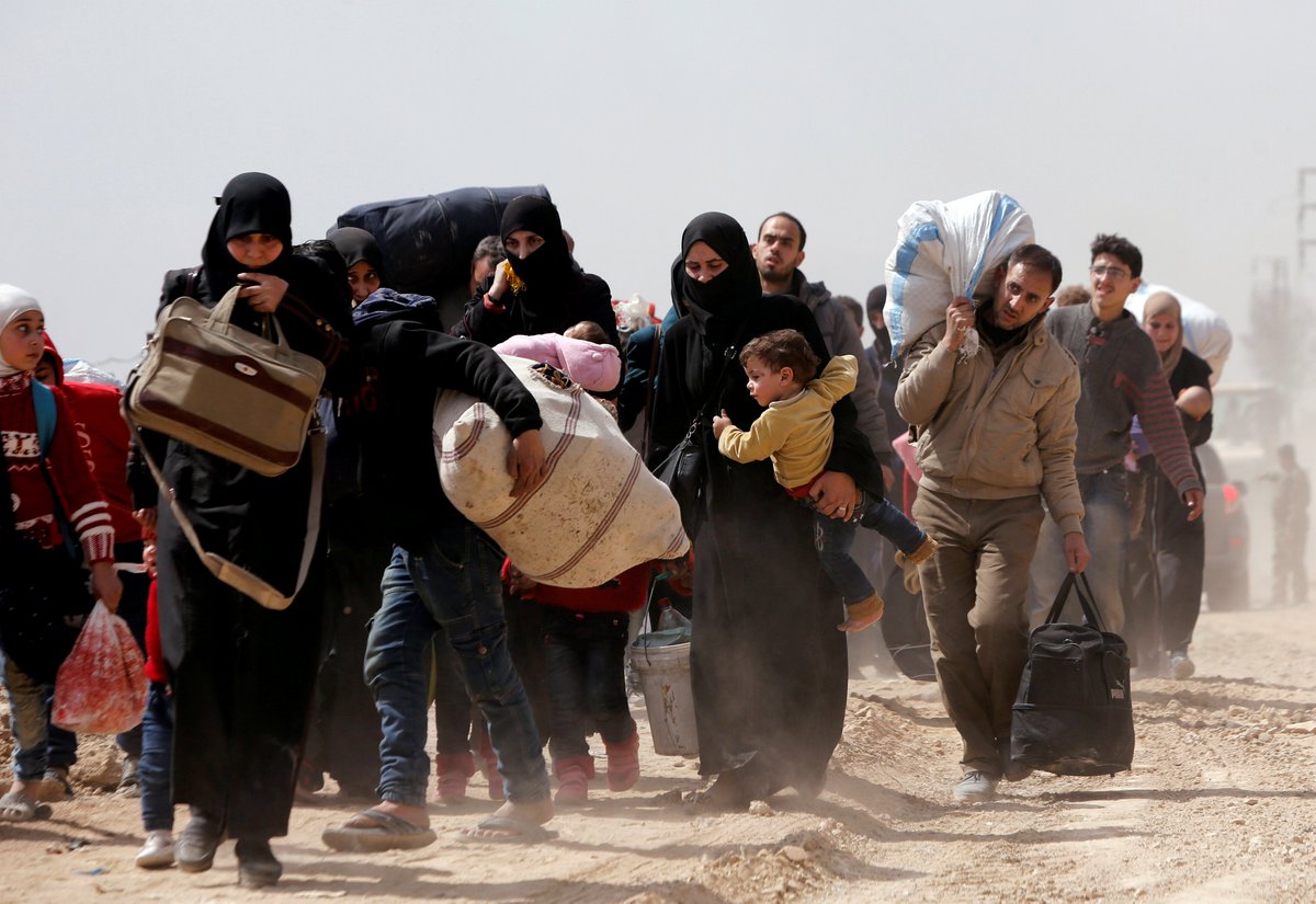 BaBasem's tweet photo. First mass exodus in #Eastern_Ghouta #Syria
#syriawar #SaveGhouta #Ghouta #ghoutaisbleeding https://t.co/S7KqSZsWqn https://t.co/qebiGKEdQ2