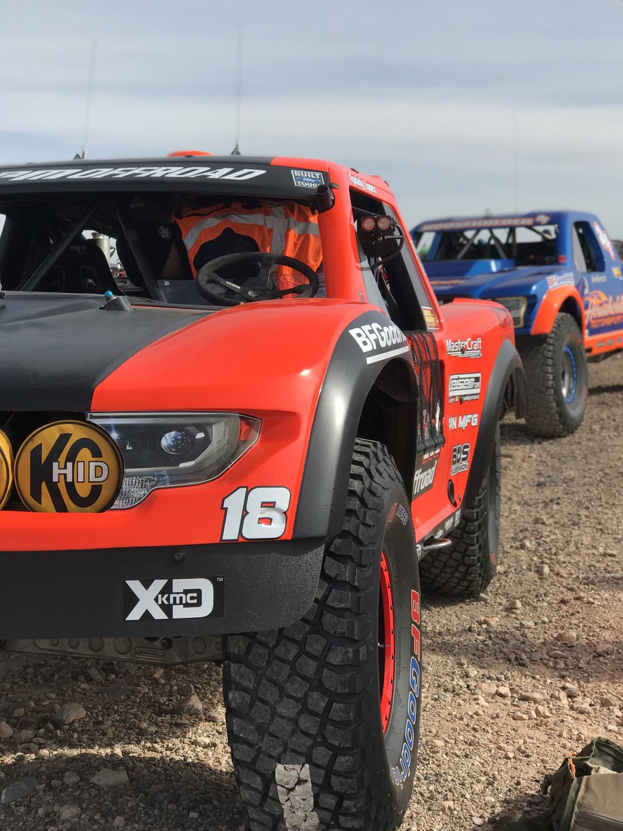 Al @rpmoffroad @geiserbros #rallytruck @BFGoodrichmx la hace lucir elegante con esas #kr3 40”x12.50” r17 
Asegúrate de seguir @bfgoodrichmx y cuéntanos, ¿tu que harías con esta belleza de desierto ?
#ActitudBFG #BFGMX #THEMINT400 #apdalylopez #baja1000