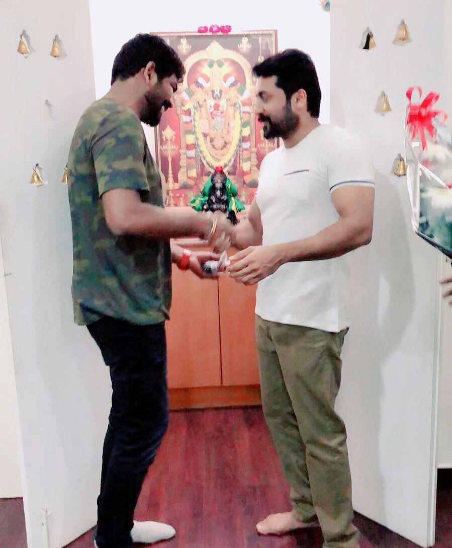 Midhu_suriya's tweet photo. • THEN @Suriya_offl Anna Gifts a New Toyota Fortuner To #Hari Sir For The Success Of #Singam3
NOW @Suriya_offl Gifts a New Toyota Car To @VigneshShivN bro for #TSKSuccess
Never Fails to Appreciate Young Talents & Their Hardwork 🙏 https://t.co/uJI7FGIWgs