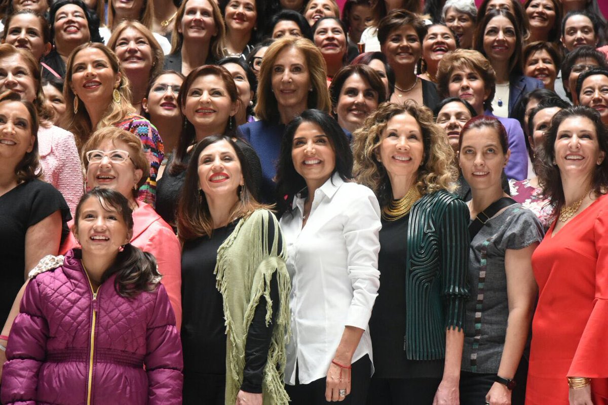 Ale_BarralesM's tweet photo. Agradezco a @El_Universal_Mx por considerarme parte de las 102 mujeres líderes. 
¡Nuestra ciudad necesita más mujeres al frente! https://t.co/4EM6GJMXni