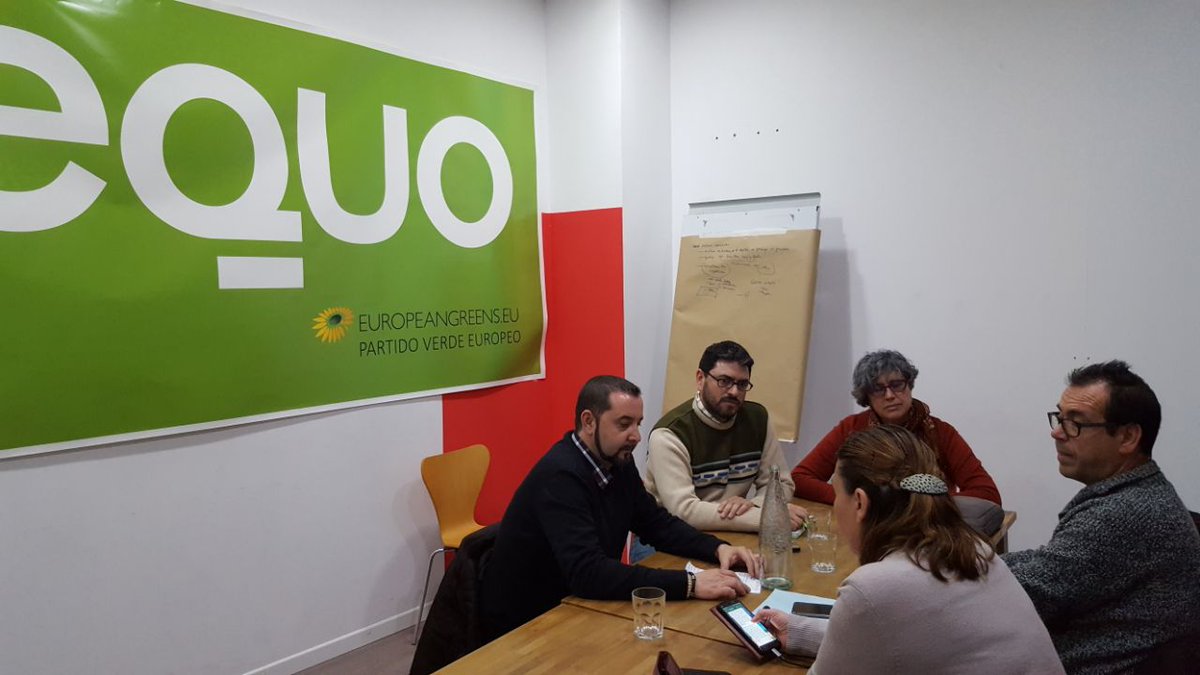 VerdesEquo_CLM's tweet photo. @iuclm @_JRCrespo @acarrasco85 @LoladelOlmo @RanzJC @EQUOGU @EquoAlbacete @EQUOCiudadReal @IU_Guadalajara @IUCRprov @IUAlbacete @IUCuenca @iutoledo @bdelhoyo @EquoToledo Hoy hemos vuelto a reunirnos con @iuclm y hemos costatado una sintonía generalizada en temas vitales para #CLM como la necesaria mejora de la calidad democrática, la defensa de los servicios públicos, de la igualdad, del agua y de 1 modelo económico basado en la economía circular https://t.co/Quun32n08e