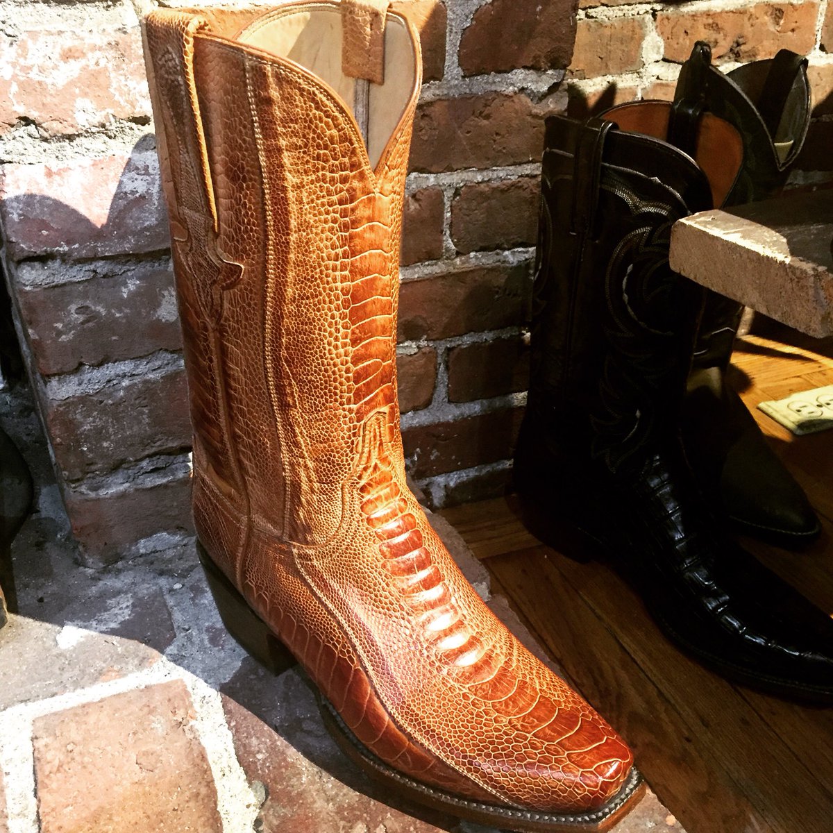 Full Ostrich Leg cowboy boots are available @helensleather ! 
.
.
.
#helensleathershop #thelookthatfeelssogood #lucchese #cowboyboots #ostrichboots #ostrichleg #exoticboots #madeinusa🇺🇸 #Boston #Leather #oldwest