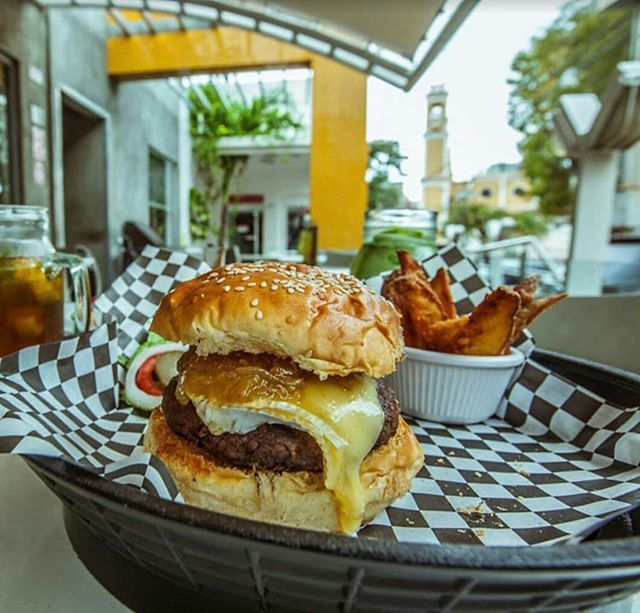 Guia1noticia's tweet photo. Un almuerzo ideal sería 👉👉 hamburguesa de carne de res, con queso cheddar y tocineta en pan brioche de la casa y acompañada con lechuga, tomate, cebolla, pepinillos y papas rústicas. ¡Por supuesto de @tecontevzla!
#TeconTé #Ensalada #Green #Bebida #Té #Gastronomía #Maracai… https://t.co/pIVCdQNZTx