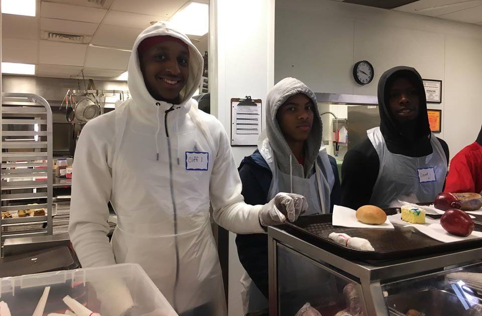 Fish4scores's tweet photo. Does it get any better than this? On eve of playing Roselle Catholic, Nottingham's basketball team volunteers for 2 hours at Trenton Area Soup Kitchen. See Fish4scores at https://t.co/8pCeLk3PQY @WeAreHTSD @coach_raba @NorthstarsAD @NHSNorthstars @StarsPrincipal @VoiceoftheStars https://t.co/NYkvQEaOXg