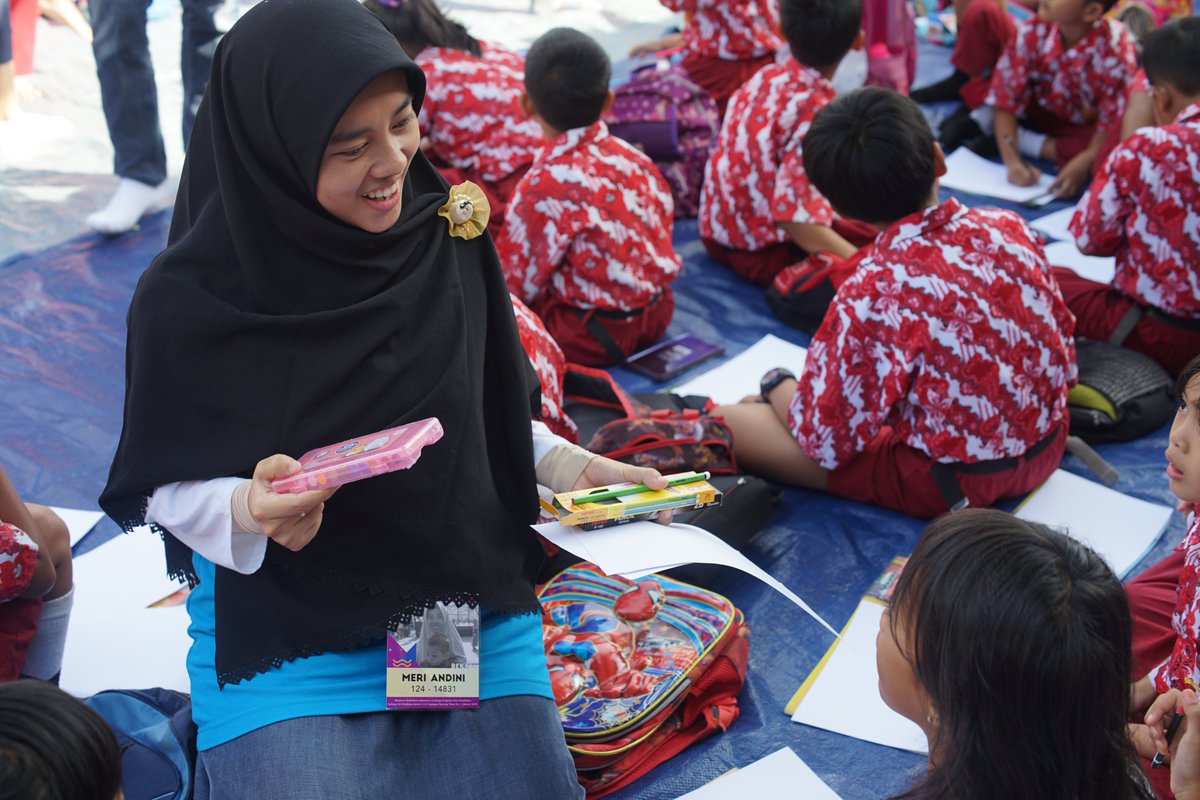 PK124_LPDP's tweet photo. 6. Selain itu, kami juga mengadakan lomba mewarnai, lomba menari, dan pentas seni. Siswa sangat antusias dengan acara ini. Mereka tampil secara maksimal di hadapan para juri. #LPDPinAction #PK124 #ArsaCandradimuka @LPDP_RI https://t.co/c16TKczJyL