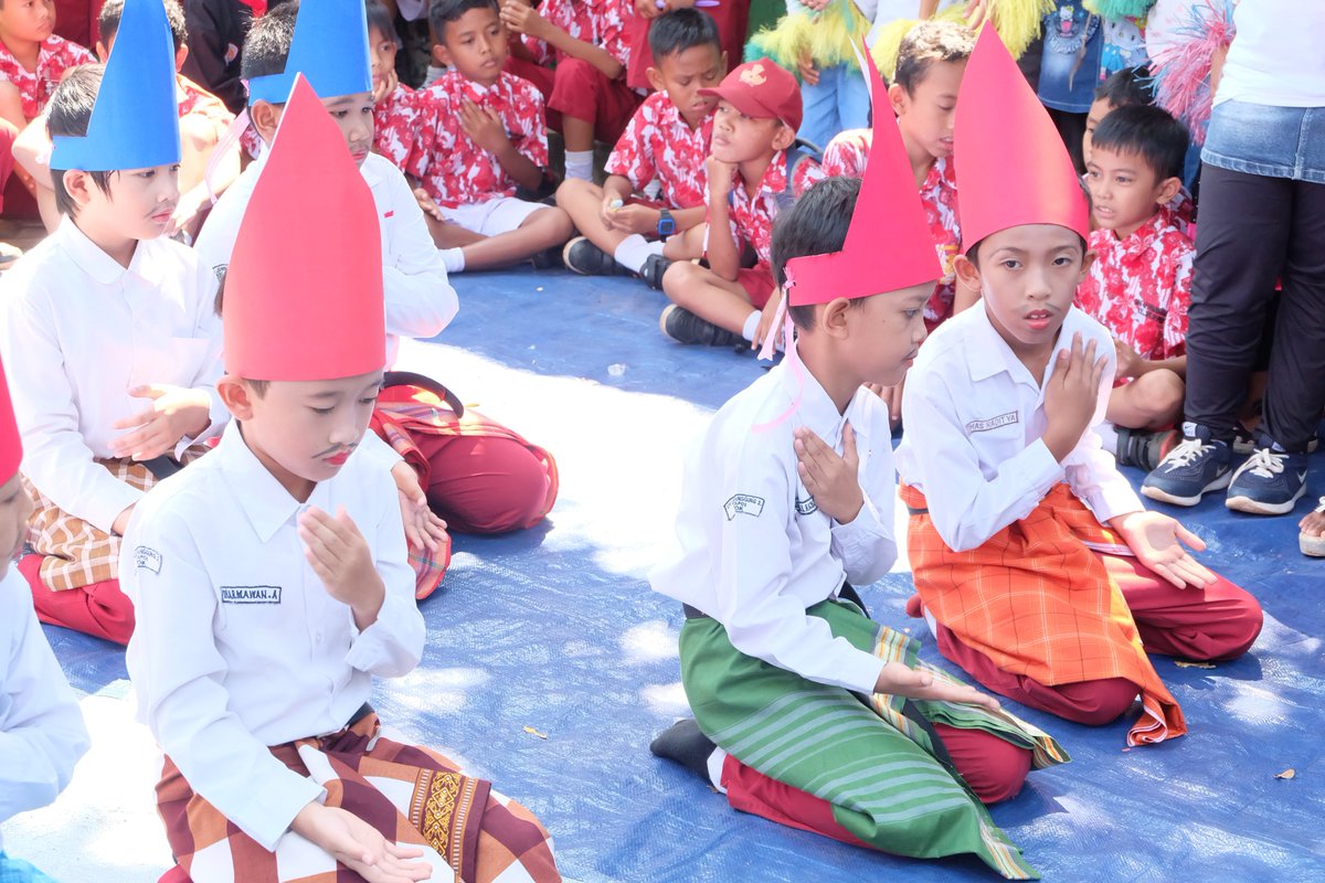 PK124_LPDP's tweet photo. 6. Selain itu, kami juga mengadakan lomba mewarnai, lomba menari, dan pentas seni. Siswa sangat antusias dengan acara ini. Mereka tampil secara maksimal di hadapan para juri. #LPDPinAction #PK124 #ArsaCandradimuka @LPDP_RI https://t.co/c16TKczJyL