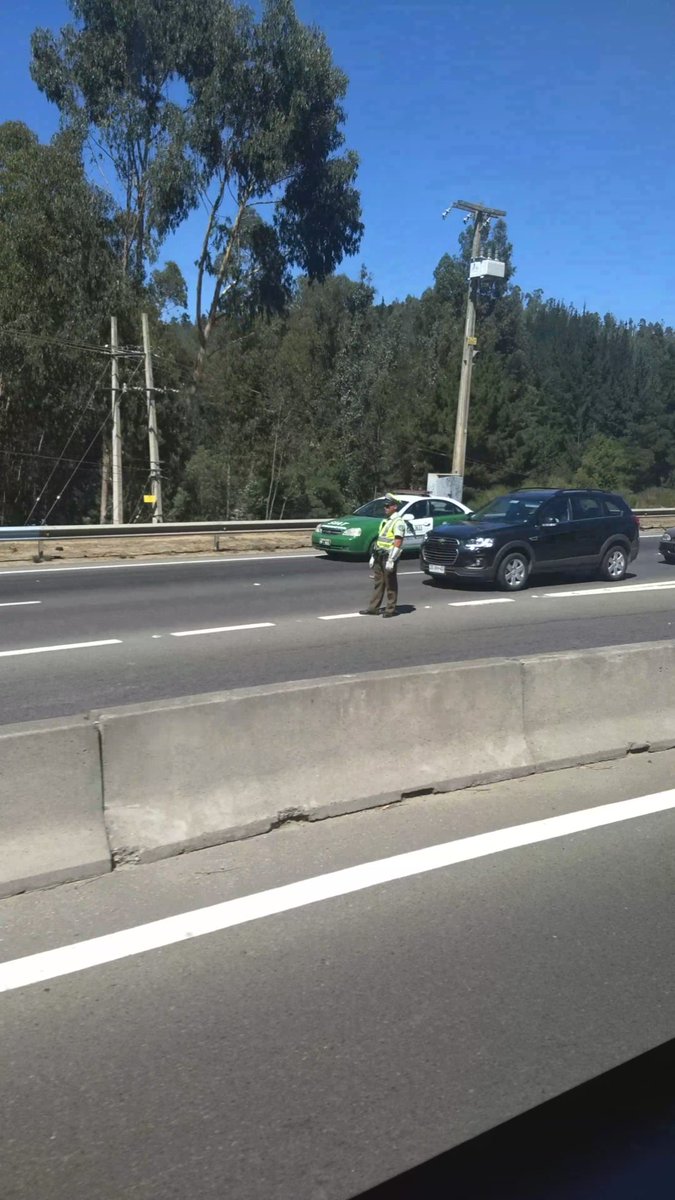 rxn_frncsc's tweet photo. Accidente #ruta68  conexión #ruta60 tránsito totalmente cortado, ya se esta trabajando en el lugar. https://t.co/cdLcA163iX