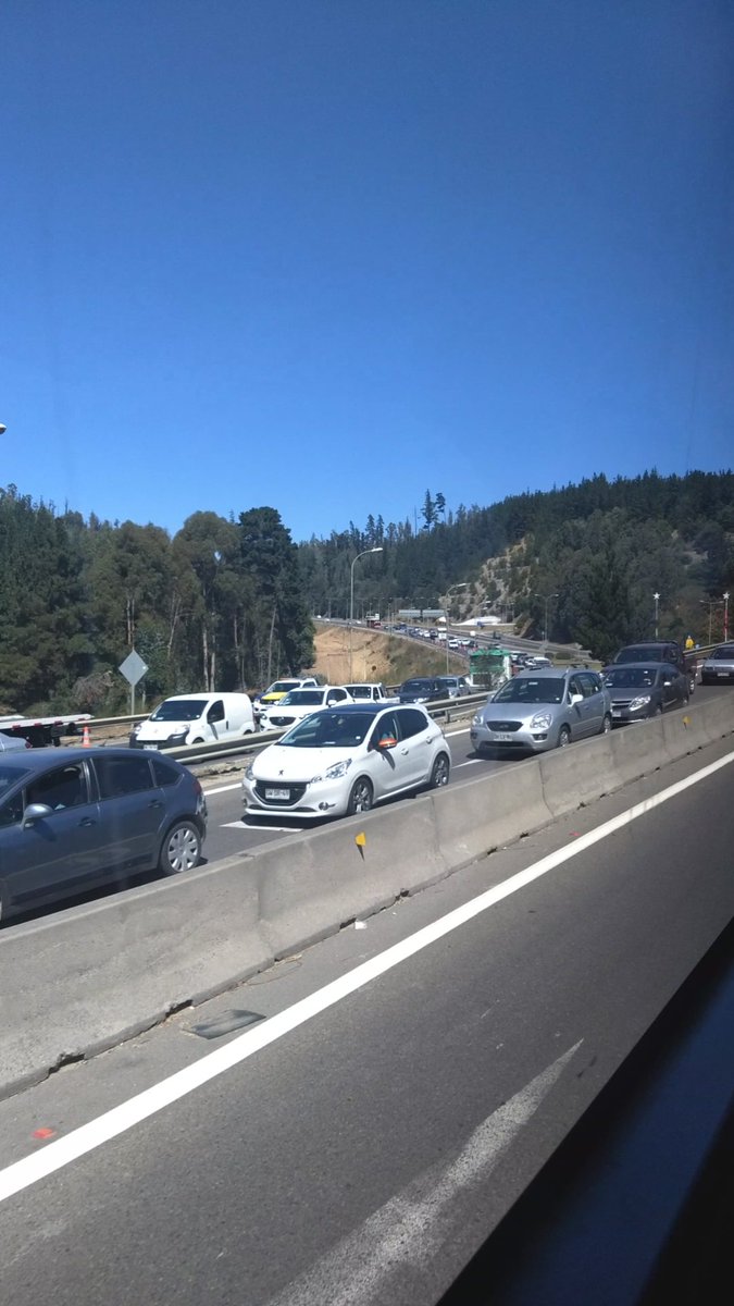 rxn_frncsc's tweet photo. Accidente #ruta68  conexión #ruta60 tránsito totalmente cortado, ya se esta trabajando en el lugar. https://t.co/cdLcA163iX