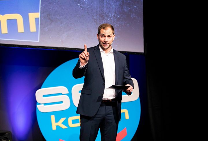 oxd_at's tweet photo. "Horchet liebe OM-Leute! Es gibt nur mehr 23 Early-Bird-Tickets für die #SEOkomm 2018. Der frühe Vogel fängt die besten Preise und dann kann er sich entspannt ins Nest setzen bis November. 🐦" 
(@tobiasfox --> frei übersetzt - ohne Gewähr 😂) https://t.co/m3LEyAoEXl