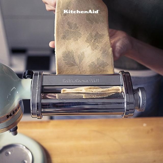 KitchenAidMex's tweet photo. Con el Aditamento Rodillo de Pasta puedes agregar hierbas aromáticas a tu pasta para darle un toque especial.
#HechoConKitchenAid #Homemade https://t.co/pKbi4YAwbK https://t.co/cfhUeefNvz