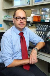 UofILSystem's tweet photo. #UIC researchers investigate the role of arsenic in the development of diabetes thanks to $2.7 million grant from @NIEHS. https://t.co/ybHHym2jaK https://t.co/klLelm63jA