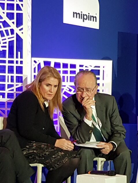 malaga's tweet photo. Las claves de las oportunidades de inversión que presentan las principales ciudades españolas ahora en la #SpanishConferenceMIPIM, en la que participa el alcalde, @pacodelatorrep #SpainAtMIPIM https://t.co/6PC7m1iJyT