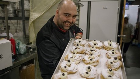 CBCToronto's tweet photo. Woodbridge shop's light, fluffy and ricotta-stuffed zeppole a 'memorable' pastry fix  https://t.co/OnVlACTQff https://t.co/pEa8qI3DHy