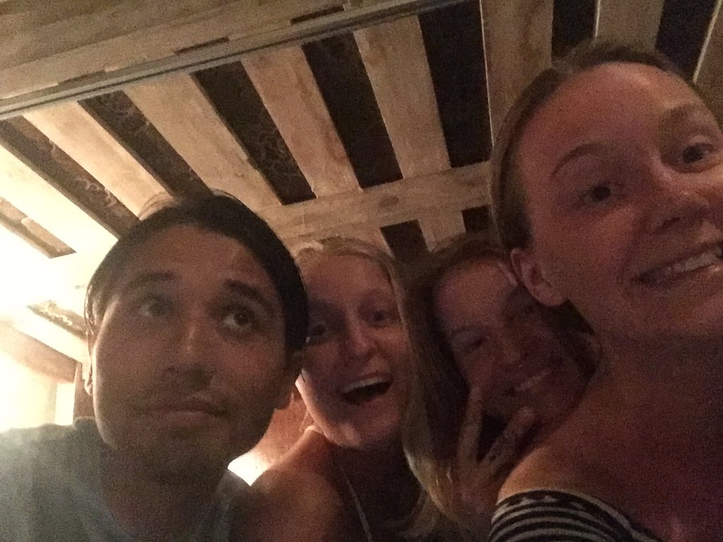 MiraHallin's tweet photo. @felixhagman Mvh svenskorna som nyss såg alla tweets😂😂 https://t.co/PDRzOu5kdt