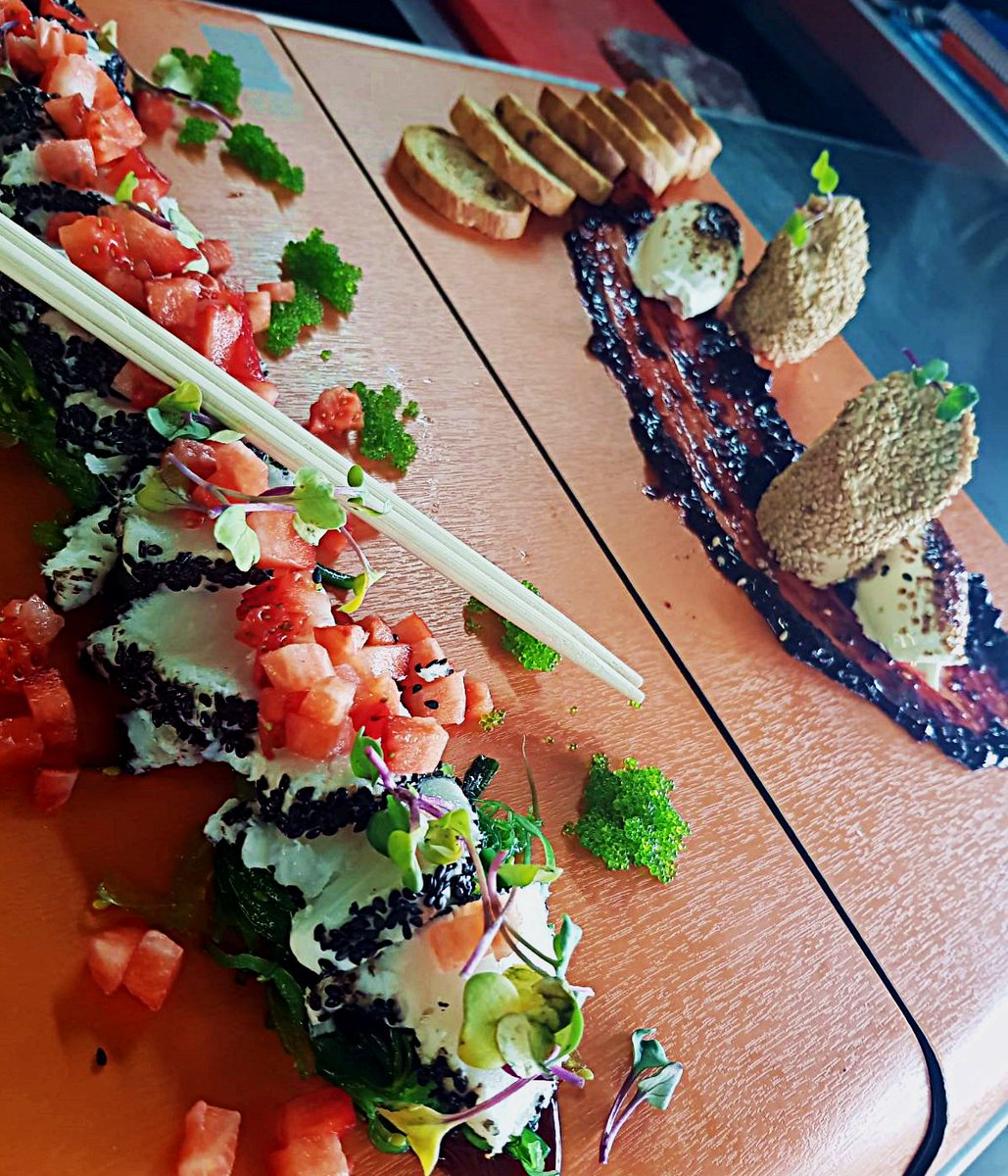 'Foie micuit sobre mermelada de frutos del bosque
y querelles de queso' y 'Tataki de pez mantequilla sobre
salsa de ostras y concasse de fresas', dos de los manjares que te esperan en Zoco del Mar 😋😋

#PasiónPorÁguilas