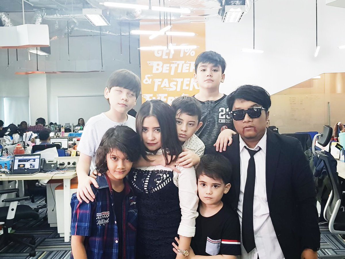 DANURMovie's tweet photo. Apakah kamu menjadi salah satu yang melihat @PrillyBie LIVE Ngaskus bersama @kevinbze @Gamaharitz #Alex #MattWhite dan #JustinRossi di @kaskus? 👻

#MediaVisitDANUR2 #DANUR2 #MADDAH #DANUR #PrillyLatuconsina https://t.co/XmwMXf83mc