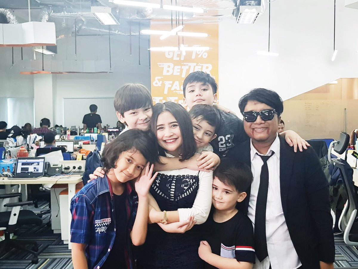 DANURMovie's tweet photo. Apakah kamu menjadi salah satu yang melihat @PrillyBie LIVE Ngaskus bersama @kevinbze @Gamaharitz #Alex #MattWhite dan #JustinRossi di @kaskus? 👻

#MediaVisitDANUR2 #DANUR2 #MADDAH #DANUR #PrillyLatuconsina https://t.co/XmwMXf83mc