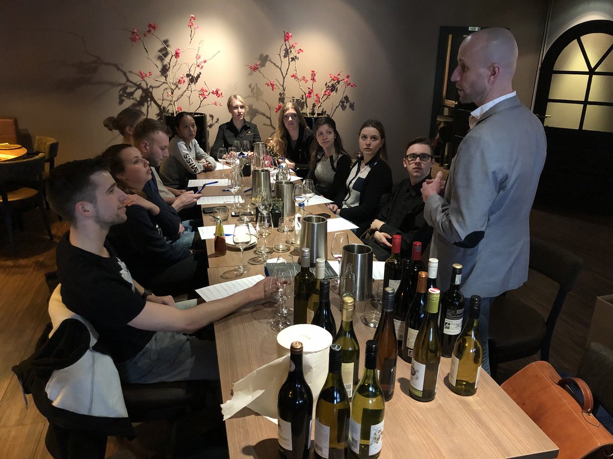 Nieuwe wijnen proeven en de wijnkennis bijspijkeren #sinjah #wijnproeverij #2018 #leeuwarden #vinites