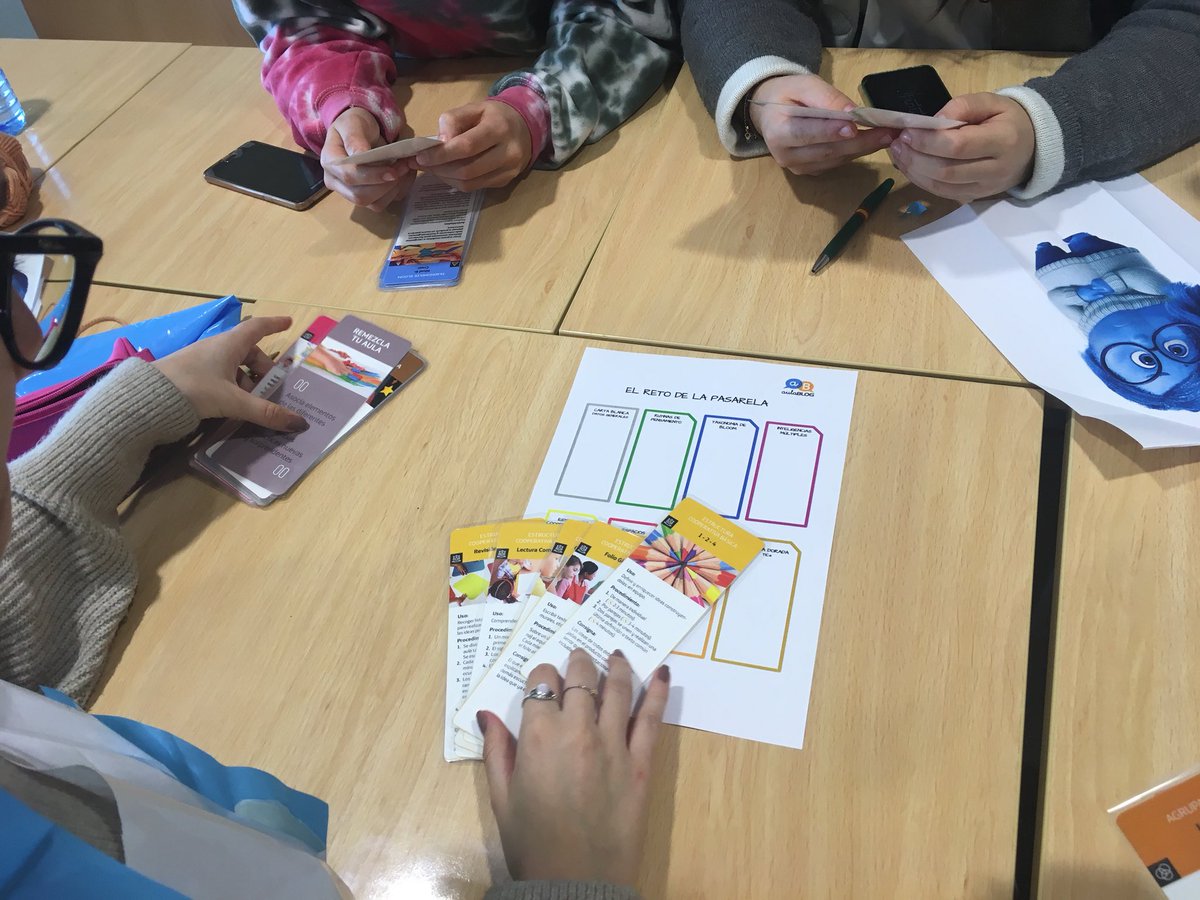 aitziaguirre's tweet photo. En el segundo taller a tope con la baraja para aprender un montón. #aitziaguirre #EECC #comillasmadrid https://t.co/OKWwcUGRRj