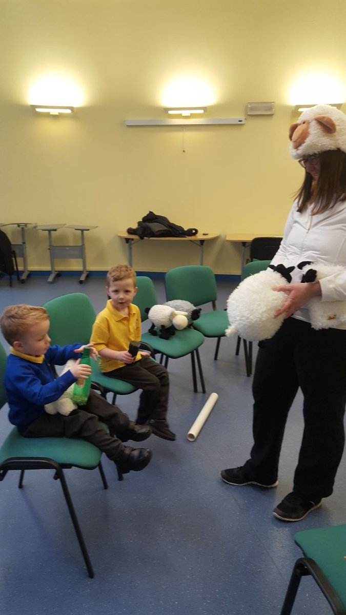 LanguageLambs's tweet image. Children learn so quickly when they're having fun 🎉These boys can already count to dix (ten)!