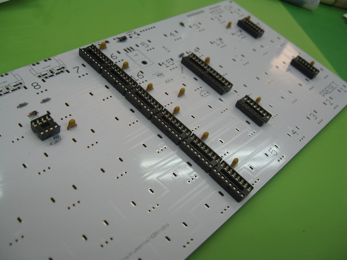 KOTADAHIRO's tweet image. #Bastl 　#60Knobs　#Kit
ソケットは方向を間違えないよう注意しながら
とにかくあせらず休憩しながらハンダつけしていく