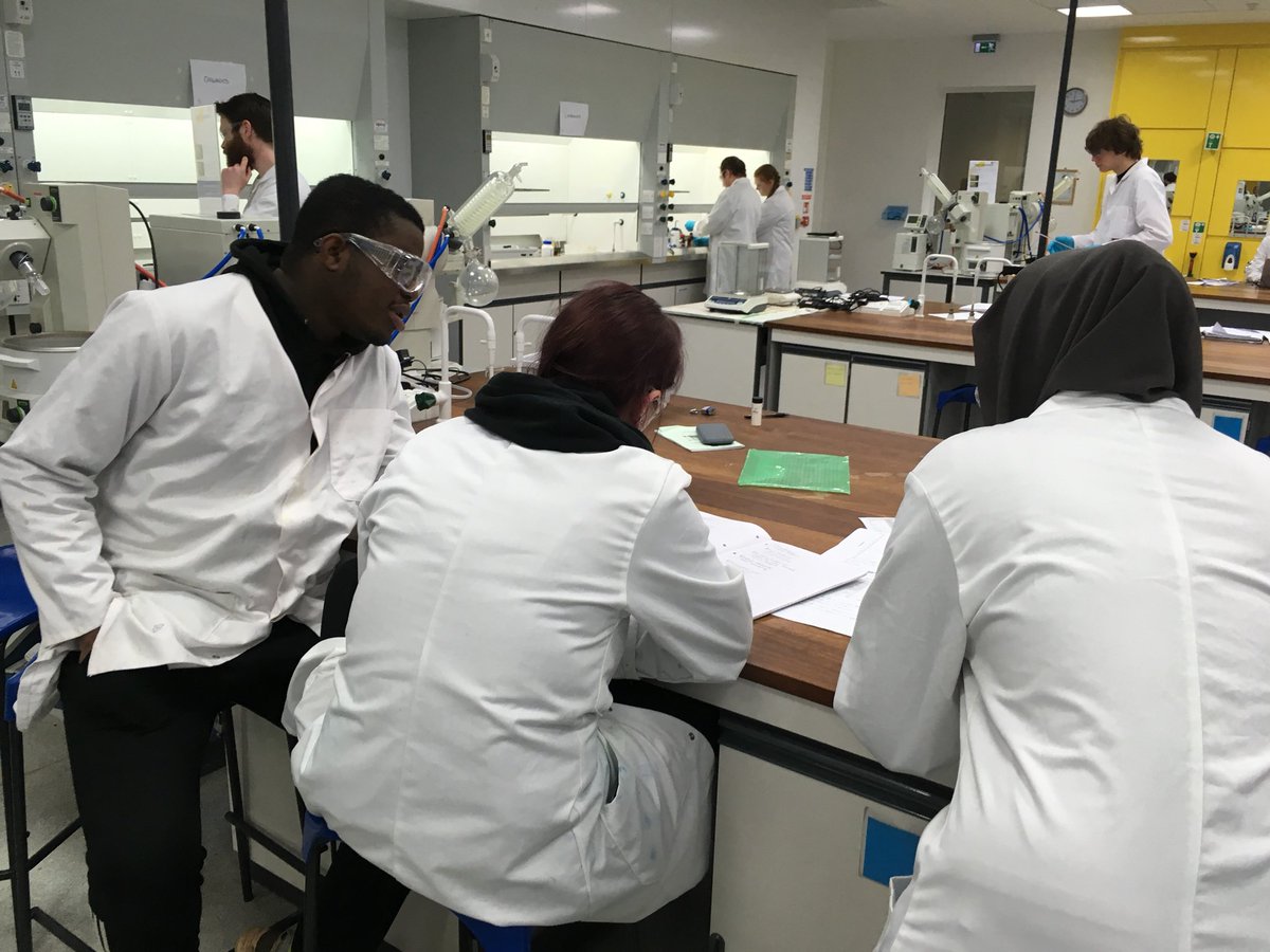 keelechem's tweet photo. First year group projects come to an end today. We have groups working on several projects such as identification of unknown organic & inorganic compounds, determination of caffeine in soft drinks & elucidating structures of cobalt complexes #ExperimentAtKeele #RealTimeChem https://t.co/m7Sq1eUCDj