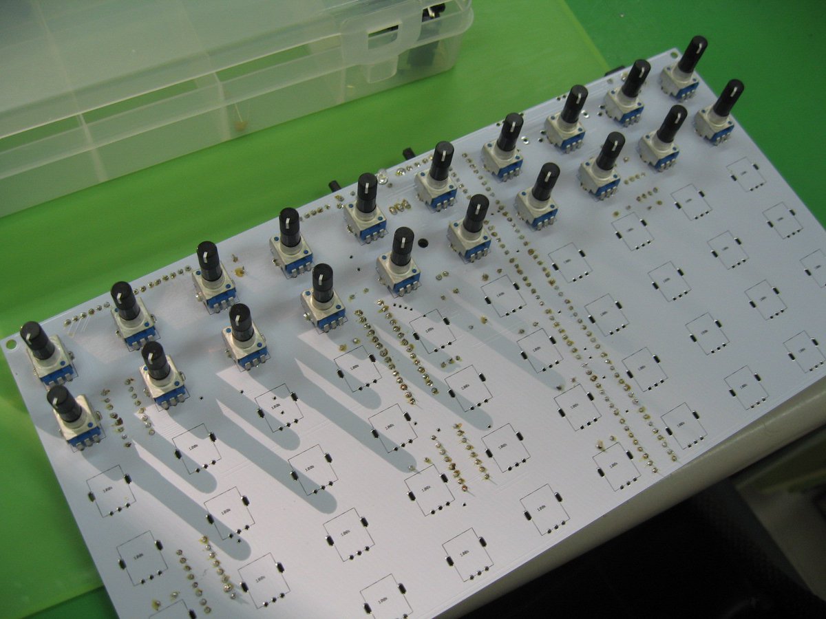 KOTADAHIRO's tweet image. #Bastl 　#60Knobs　#Kit
そしていよいよ基板をひっくり返してノブのハンダつけ　位置を合わせぐらつかないようにきちんと角度を確認して　決して横着して2個以上同時に作業しないよう注意しながら設置していく　ふ～（2日目は20個までで強制終了）