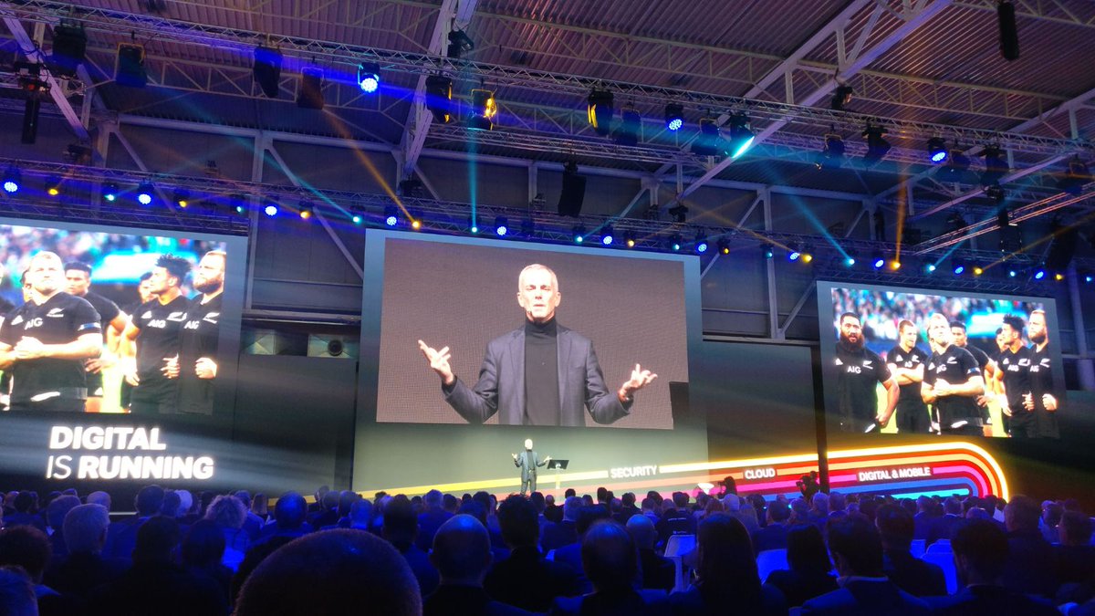TeamSystemTalkS's tweet photo. Sul palco di #Talks2018 un grande e graditissimo ospite. Federico Buffa ci racconta il valore della squadra @buffa_com #digitalisrunning https://t.co/7QPLhBIvnK
