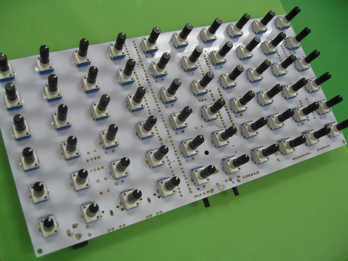 KOTADAHIRO's tweet image. #Bastl 　#60Knobs　#Kit
３日目　コーヒーを飲んでから残り４０個のノブ設置に挑む
終了時は登山終了時に似た達成感が・・・