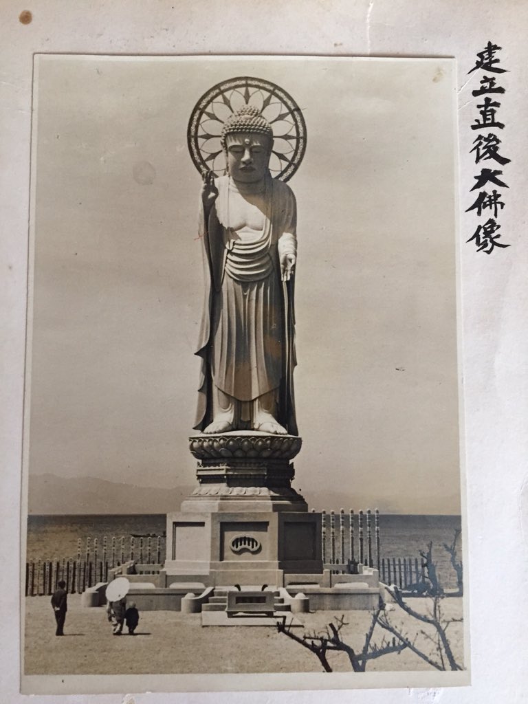 つるま Pa Twitter 昭和12年 1937年 に完成した今はなき高さ26mの初代びわこ大仏 長浜市良畴寺護国阿弥陀如来 の建設中の写真 コンクリート製大仏の芯には鉄道のレールが使われていたのだという 奈良の大仏よりも余裕で大きいそのスケールは写っている人間と比較