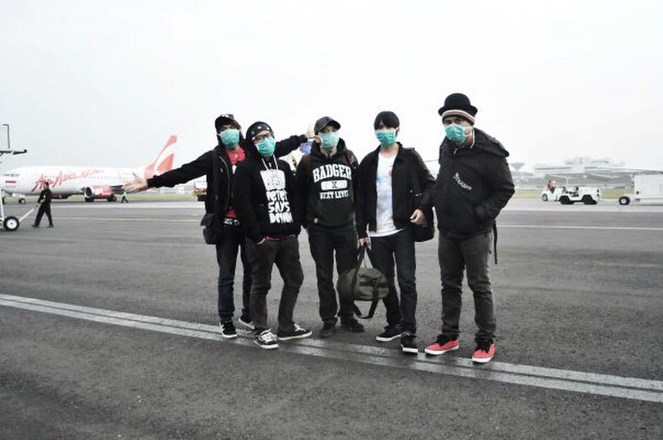 rocket_rockers's tweet photo. Annyeong haseyo.. ini bukan BigBang yang mau wamil ya friends.. π
Ini kita waktu mau tour. Menurut kalian, siapa diantara kita yg paling cocok jadi member boyband? π
.
#thRRowback #throwbackthursday https://t.co/zgYifA3VIG