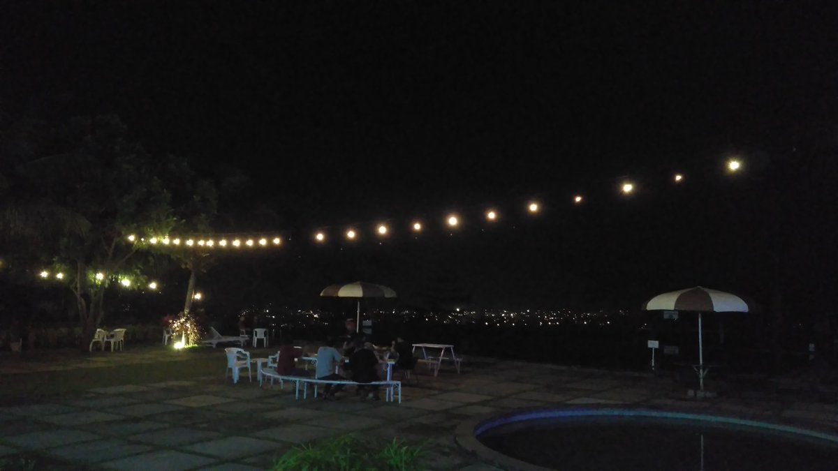 HadiBinTjayani's tweet photo. Saat malam tiba, suasananya romantis dan kekeluargaan, apa lagi dengan pemandangan kota Salatiga yang bisa dinikmati di halaman Cleverley Eatery. @Emmerick_hotel #emmerickhotelsalatiga 
#cleverlyeatery
#bloggercamp #bloggercampdemmerick https://t.co/b6ouxYqCit