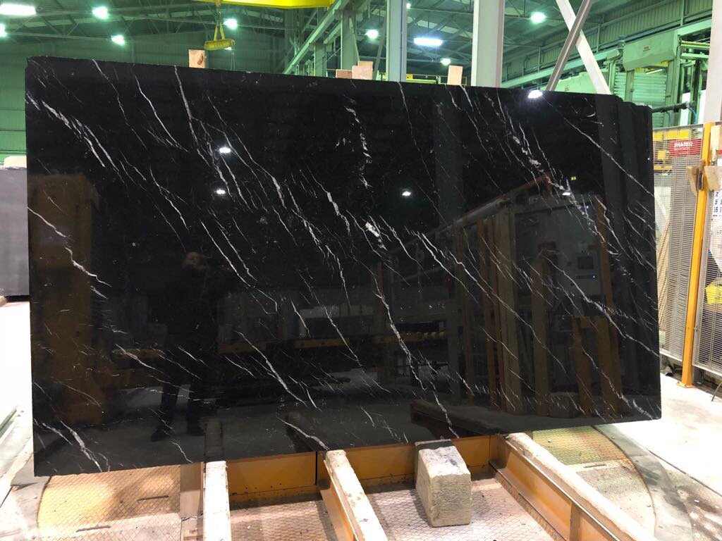 Negro Marquina ​is a black ​#​marble​ with white veins  showing elegance to any surface #stone #камень #интерьер #negromarquina #ванная #дизайнкухни    #каменьнатуральный  #interiordesign  #marmer #marmol  #architecture #diseñadores #arquitectos   #keukeninspiratie