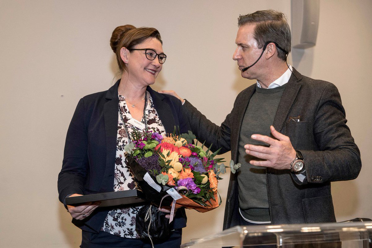 DiabetesDK's tweet photo. Diabetessygeplejerske Jane Hoffmann fra Nykøbing Falster Sygehus modtager Diabetesforeningens Behandlerpris 2018. Diabetesforeningen fejrer med ny pris behandlere, der gør en ekstraordinær stor forskel for mennesker med diabetes. #DiabetesUpdate18 #sundpol https://t.co/y0EaNmWabi