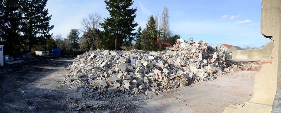 Chateauroux36's tweet photo. #démolition en cours de l’#ÉcoleAgricole située rue de Chambon à #Châteauroux. Cet espace, fermé depuis 1999 et racheté par l’#Opac36 , sera d’abord mis à nu et végétalisé. Par la suite, un #projet de #construction d’une maison d’accueil spécialisée pourrait voir le jour. https://t.co/5EeOcQqEOu