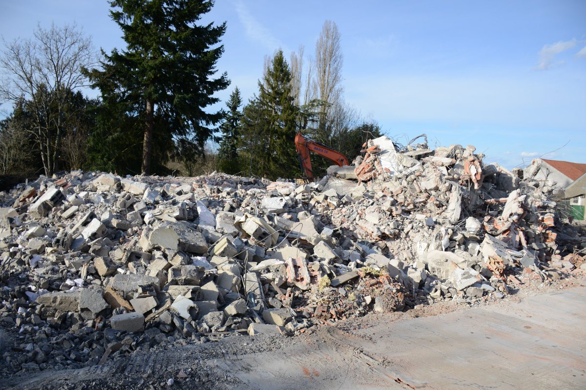 Chateauroux36's tweet photo. #démolition en cours de l’#ÉcoleAgricole située rue de Chambon à #Châteauroux. Cet espace, fermé depuis 1999 et racheté par l’#Opac36 , sera d’abord mis à nu et végétalisé. Par la suite, un #projet de #construction d’une maison d’accueil spécialisée pourrait voir le jour. https://t.co/5EeOcQqEOu
