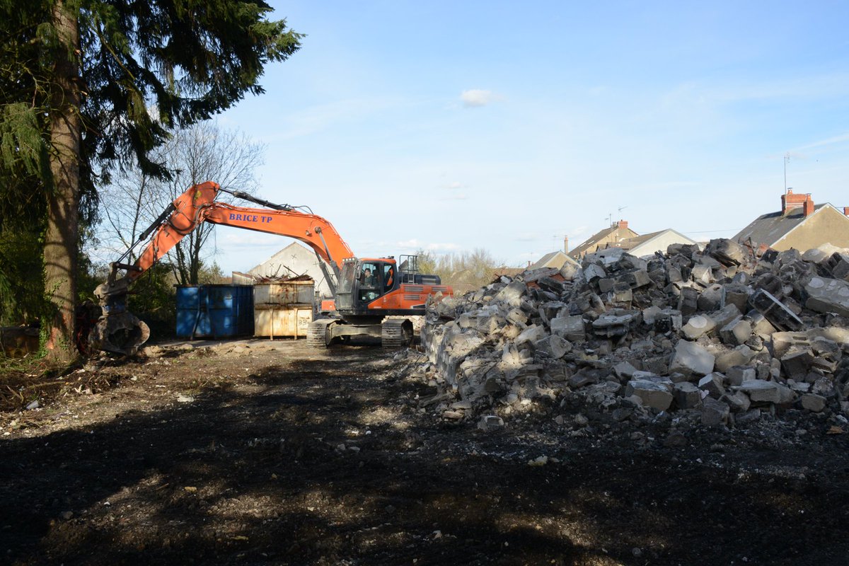 Chateauroux36's tweet photo. #démolition en cours de l’#ÉcoleAgricole située rue de Chambon à #Châteauroux. Cet espace, fermé depuis 1999 et racheté par l’#Opac36 , sera d’abord mis à nu et végétalisé. Par la suite, un #projet de #construction d’une maison d’accueil spécialisée pourrait voir le jour. https://t.co/5EeOcQqEOu