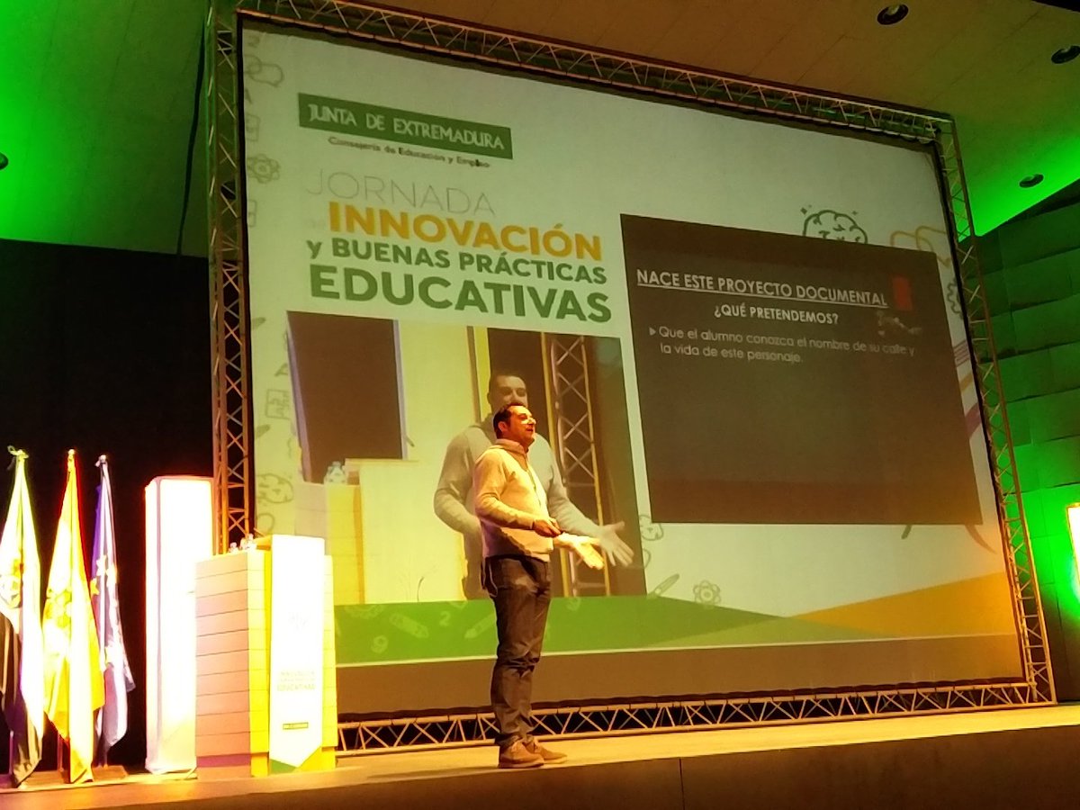 manueljgarciap's tweet photo. Paco del @ColeLaSoledad nos cuenta cómo desde la biblioteca trabajan en y sobre el entorno socioeducativo #innovaex2018 https://t.co/Wgk4iQyWvn