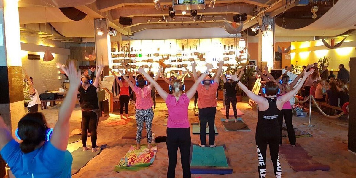 Psst! Silent Disco Yoga, 20.4. <a href="/beach38Muenchen/">beach38 Muenchen</a>. #eventbtite #namaste #yoga