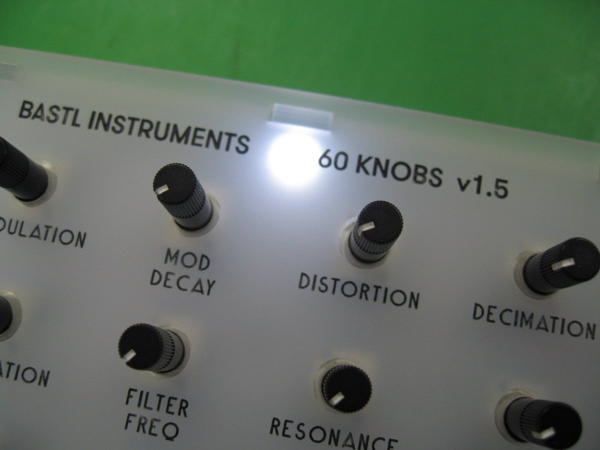 KOTADAHIRO's tweet image. #Bastl 　#60Knobs　#Kit
電源アダプターは９Vセンタープラスを自分で用意する必要がある
近所のハードオフで調達　ドキドキしながらソケットに挿入
背面の電源スイッチオン！　やったーLEDが点灯した！！！