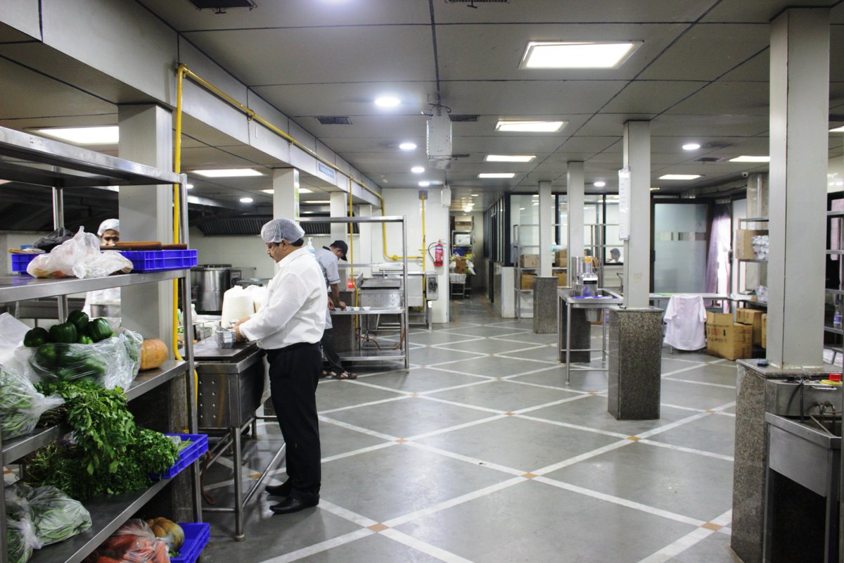 IRCTCofficial's tweet photo. In line with commitment to provide delicious and hygienic food to Railway Passengers, 16 production units are being opened. Snaps of Production unit at #CSTM https://t.co/oDvxcEVIyB