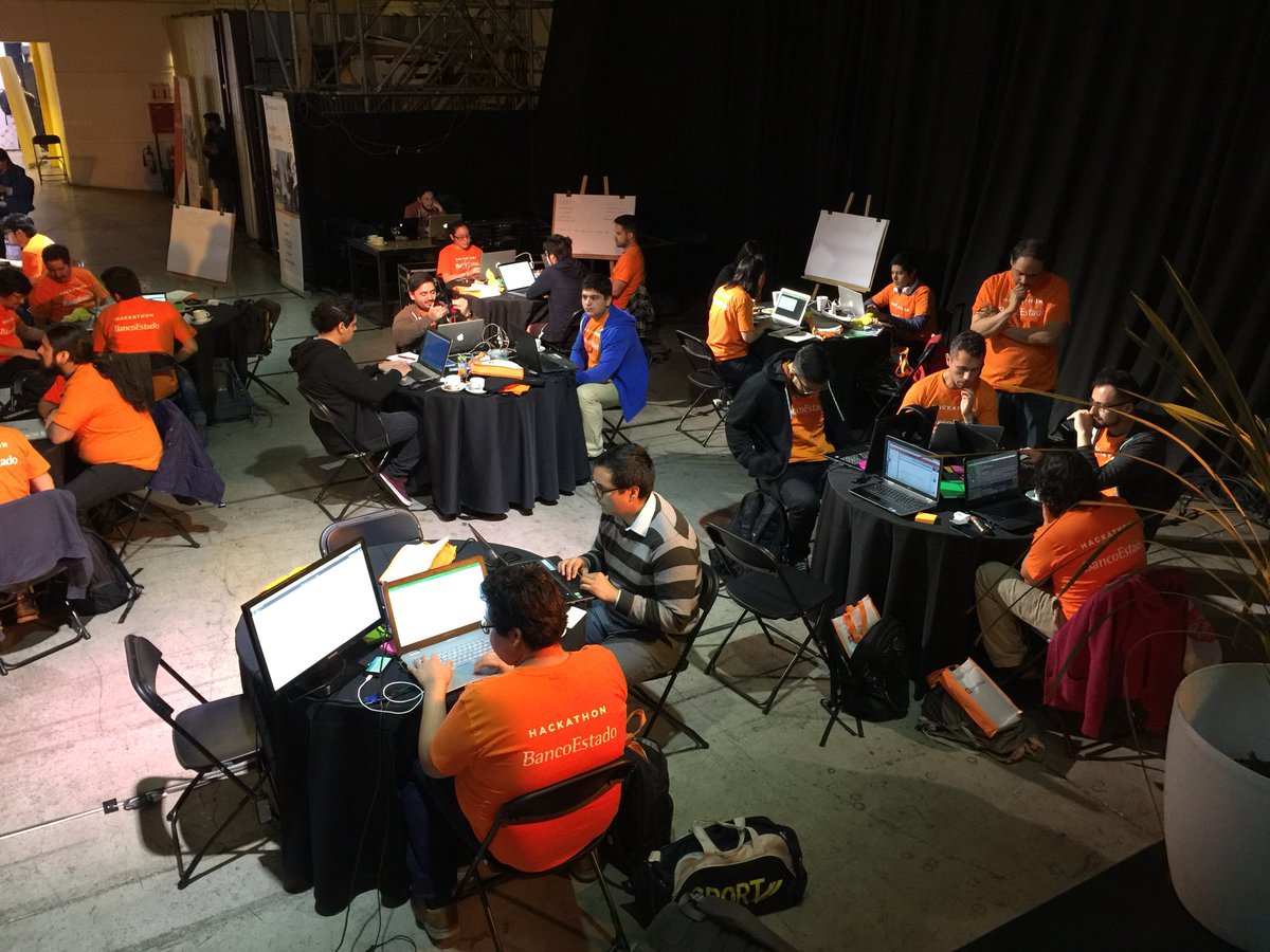 Todos los equipos trabajando. Mucho talento joven participando activamente de la primera #HackathonBancoEstado