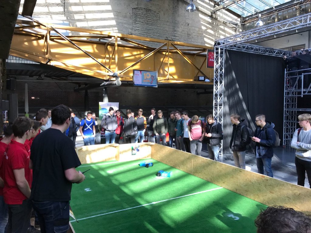 TechWiseTwente's tweet photo. Ook demonstraties drones en mobiele robotica tijdens NK Skills @GieterijHengelo https://t.co/3gnNYEcgQW
