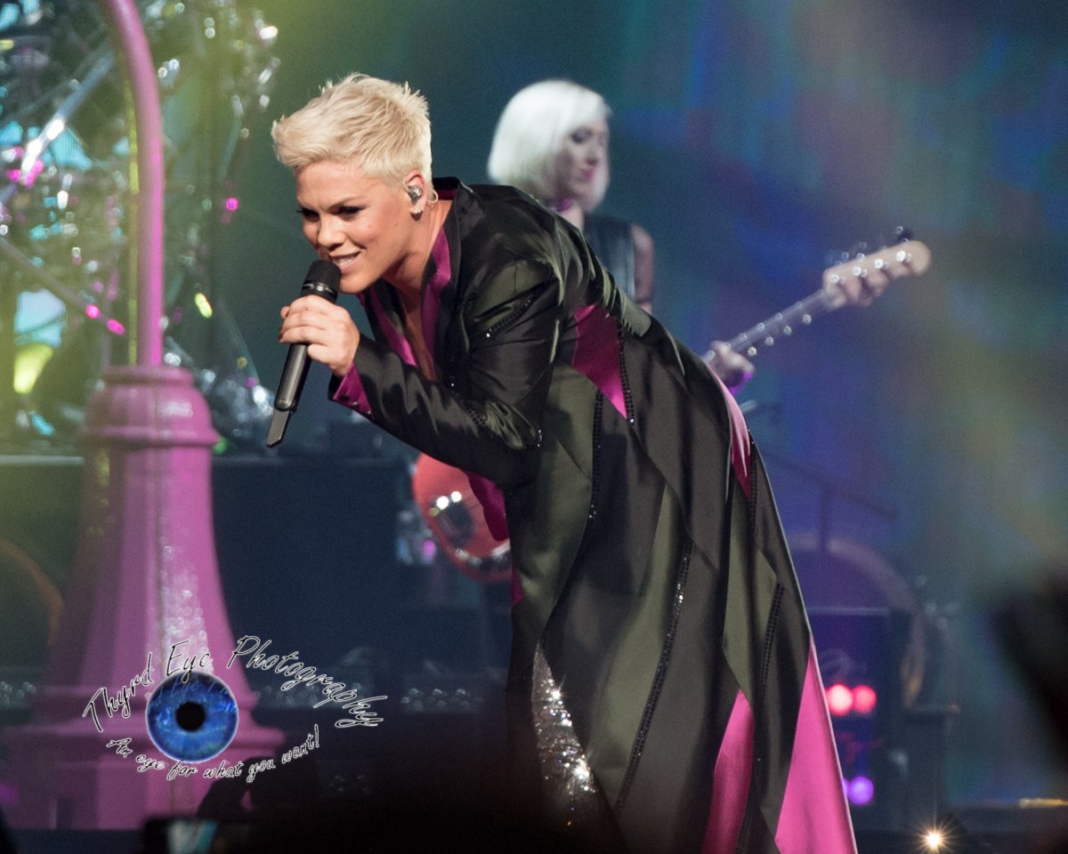 MidwestRewind's tweet image. @ThePinkFans Check out the review and pics from her show last night in StL: midwestrewind.com/2018/03/15/pnk…