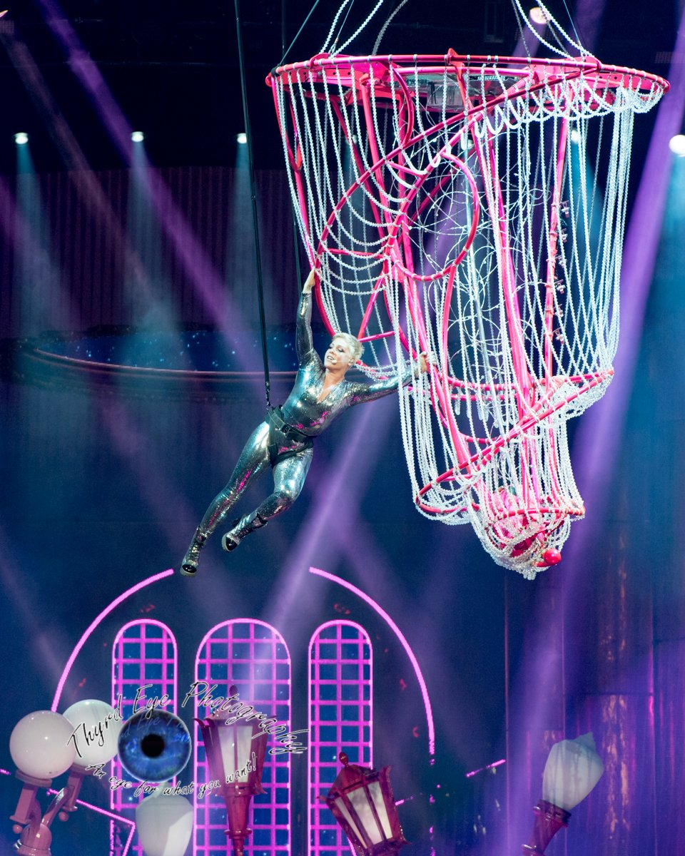 MidwestRewind's tweet image. @ThePinkFans Check out the review and pics from her show last night in StL: midwestrewind.com/2018/03/15/pnk…