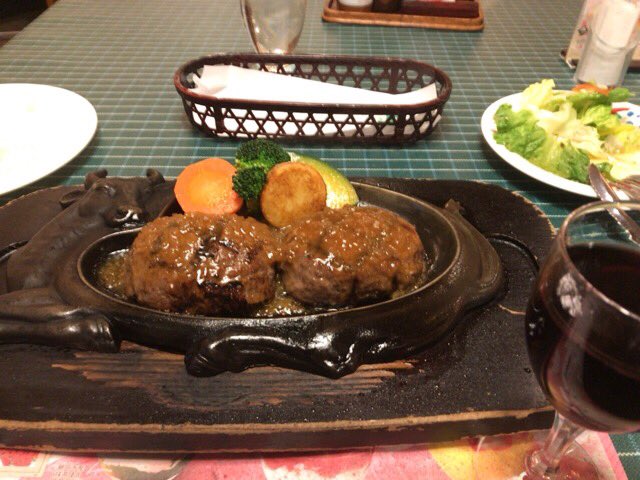 瀬戸口みづき めんつゆ4巻6 28発売 手作りハンバーグは胃袋小さめな人にはちょうどいいけど 店員さんが目の前でハンバーグ 真っ二つに切ってくれて鉄板に押し付けてジュワーーっていうあれがない たぶんしなくても火が通るサイズだから