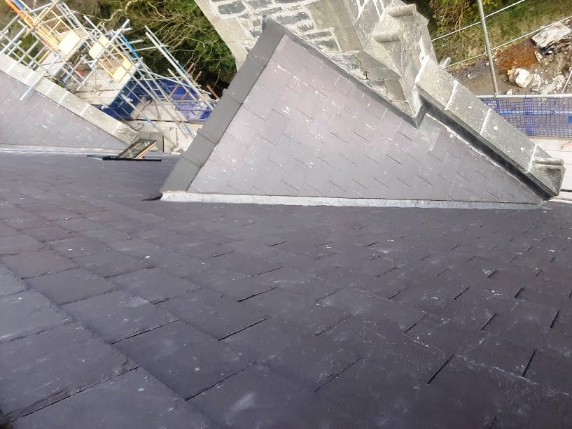 GreenoughRoof's tweet photo. New Slate Roof almost complete at Plas y Coed #Bangor for @Watkin_Jones using new @WelshSlateLtd , we're helping return this grand building to its former glory. #Gwynedd #Cymru #Wales
https://t.co/QWfdbhs6y5 https://t.co/hpntFVGR8I