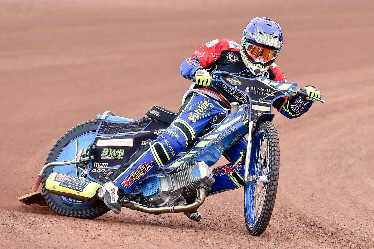 Thorpy74's tweet photo. Great day at the @TheAces @BelleVueColts all the guys #lookingsharp #TeamSpirit #passionforthejob @PutolineUK @WhyArai #dzign #trsuk https://t.co/exGxMFxPAT